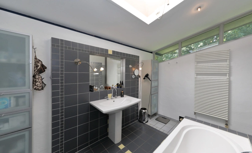 Hauptbad mit Wanne und Dusche