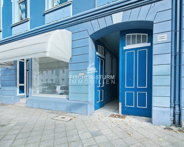 Blick zum Ladenlokal und Toreinfahrt