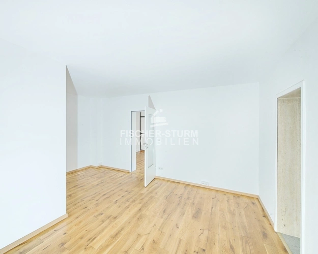 Durchgang zum rückwärtigen Büro