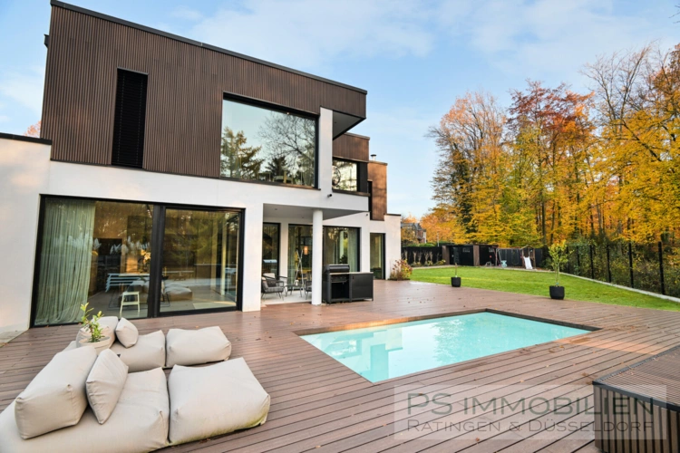 Rückansicht mit Pool