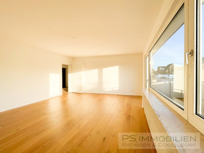 Wohnzimmer mit Balkonzugang