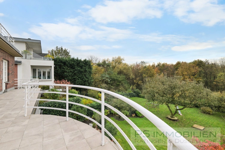 Blick vom Balkon in den Garten