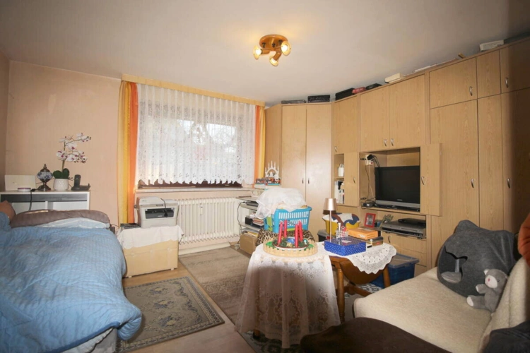 Wohn- u. Schlafzimmer Souterrain-Wohnung