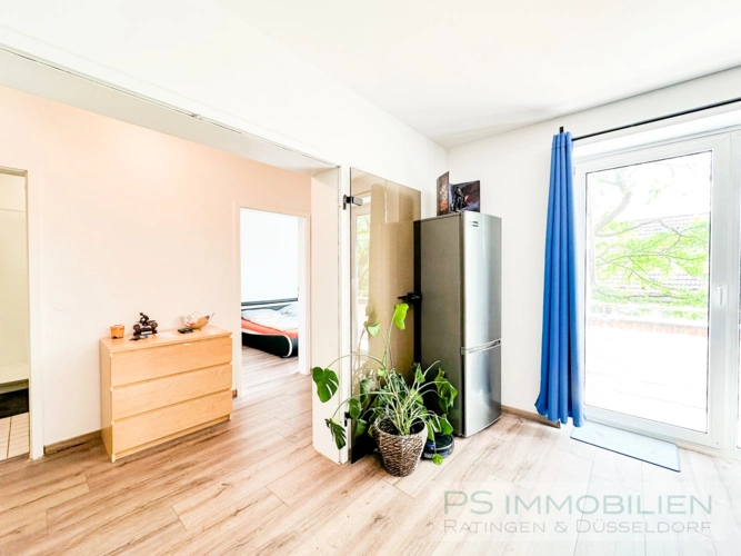 Wohnzimmer mit Tür zum Balkon