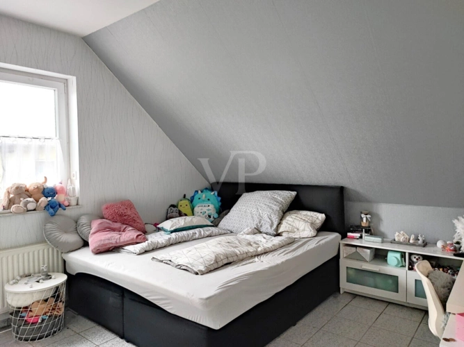 Spitzboden (mit KI neu eingerichtet)