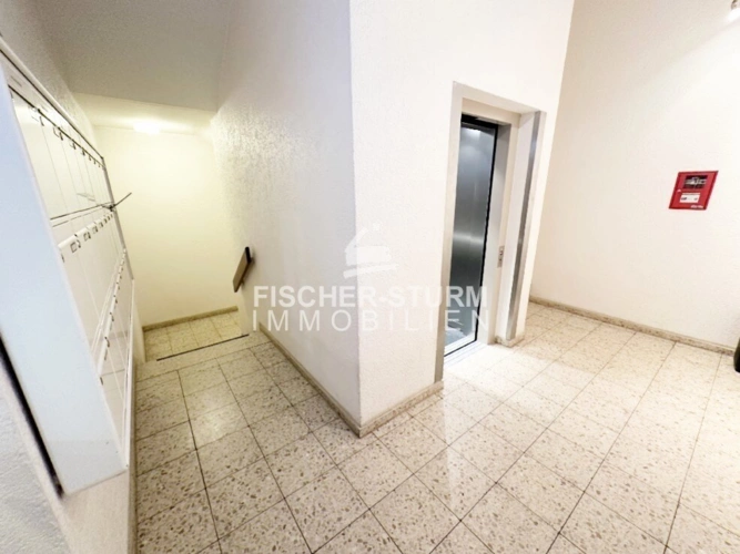 Treppenhaus mit Lift