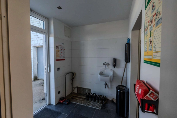 Umkleide- & Duschbereich