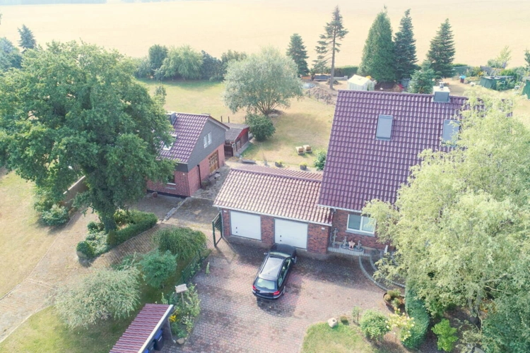 Haupt- und Nebenhaus aus der Vogelperspektive