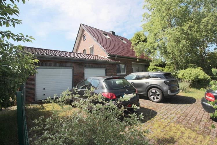 Haupthaus mit Doppelgarage u. zusätzlichen PKW-Stellplätzen