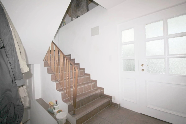 Eingangstür Haupthaus u. Treppenaufgang ins OG