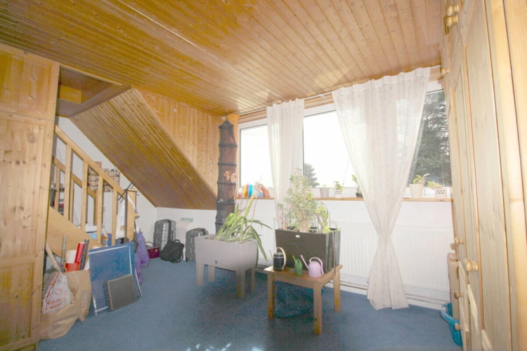 Atelierbereich mit 3 großen Sonnenfenstern