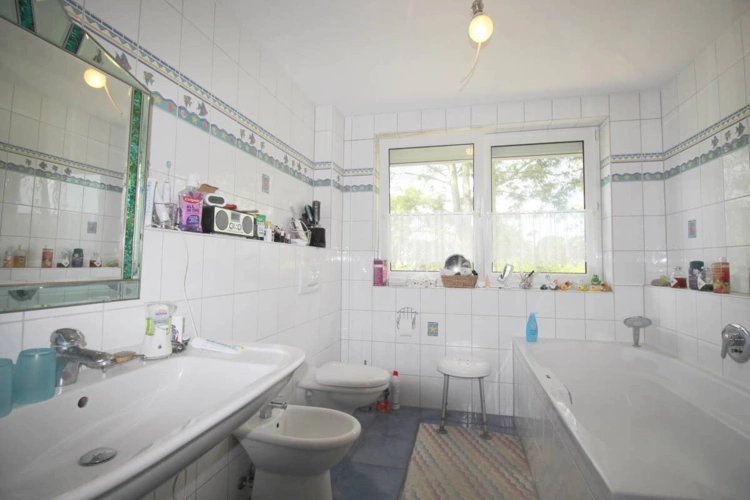 Masterbad mit Wanne u. Bidet Haupthaus OG
