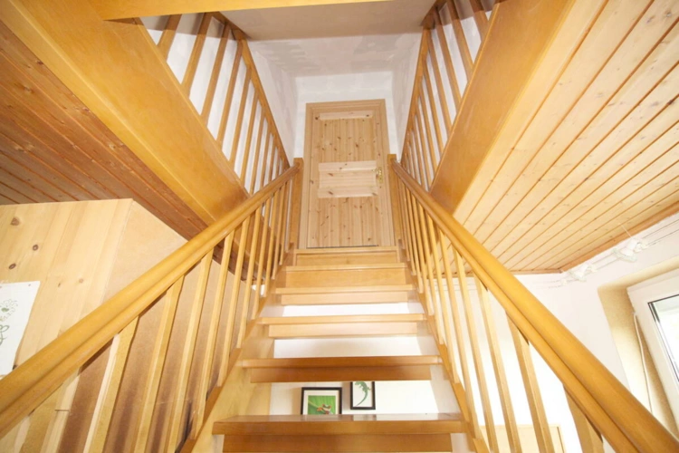 Treppe OG ins abgeschlossene DG