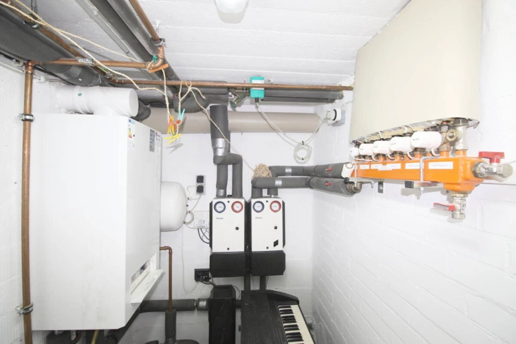 Gas-Brennwerttherme (Sieger) u. Fußbodenerwärmung Vollkeller Haupthaus