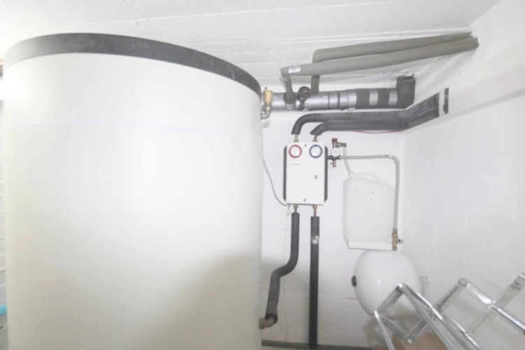 1000 l Speicher, davon 750 l f. Heizung u. 250 l f. Trinkwasser