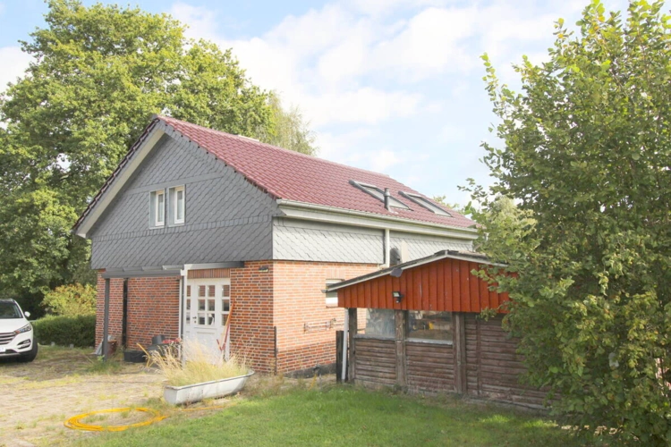 Nebenhaus mit Ausbaureserve u. Gartenschuppen