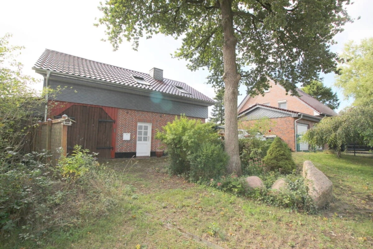 Eingangsbereich mit Remise Nebenhaus