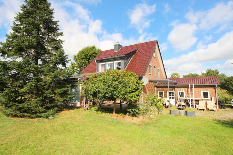 Gartenblick auf Haupthaus u. Doppelgarage