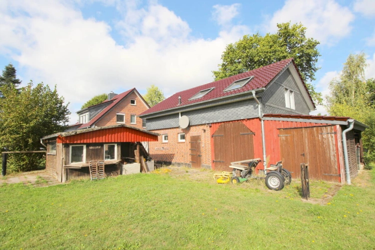 Nebenhaus mit Remise u. Schuppenanbau rechts