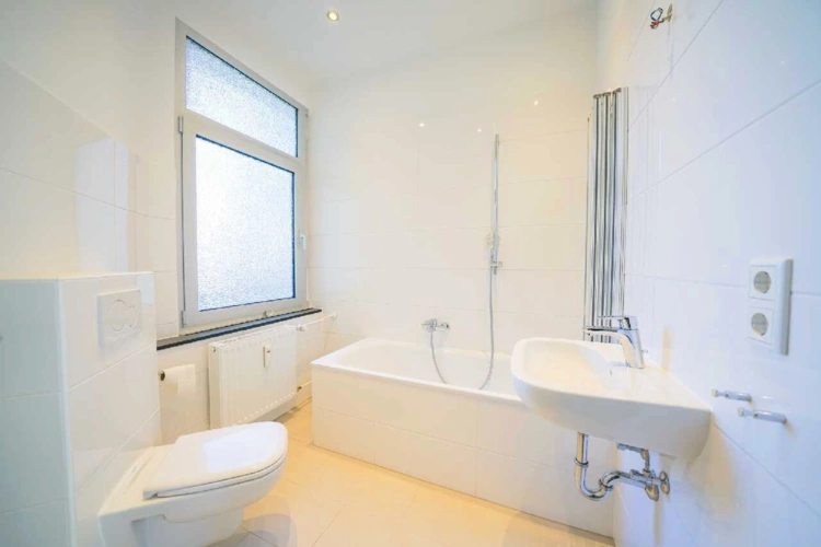 Tageslichtbad mit Duschwanne