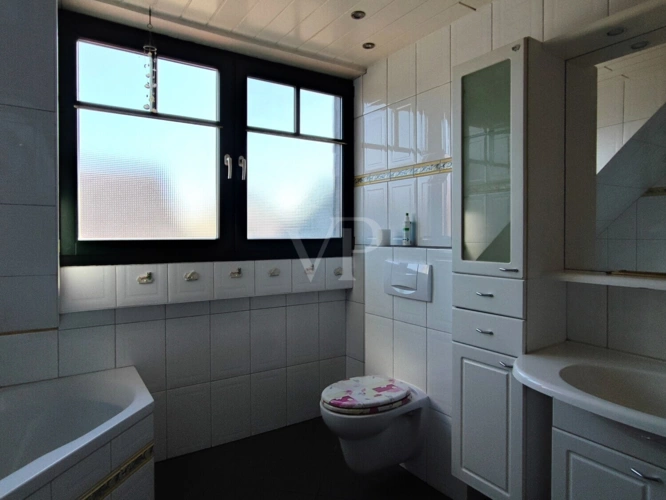 ausgebautes Zimmer im Spitzboden (mit KI eingerichtet)