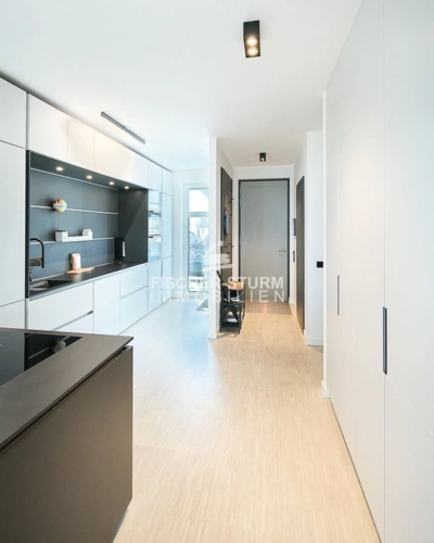 Blick zu Entrée und Küche