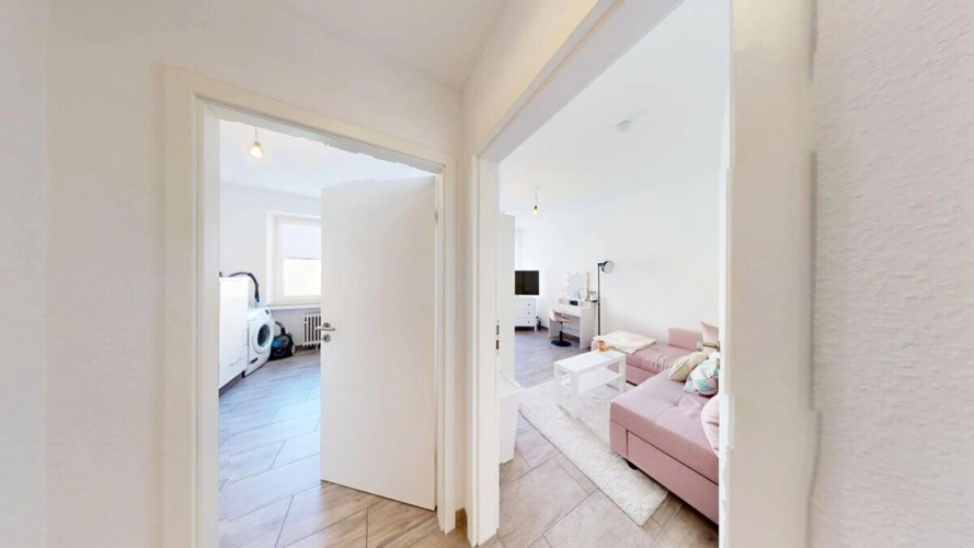 Blick in die Küche und in den Wohn- und Schlafbereich