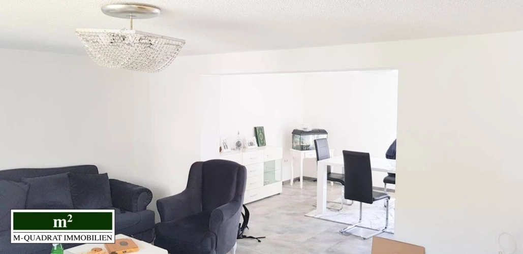 Wohnzimmer mit Blick ins Esszimmer OG