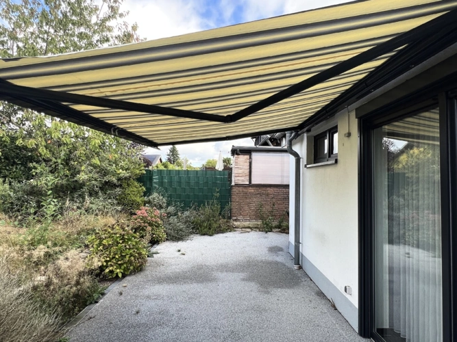 Terrasse mit elektrischer Markise