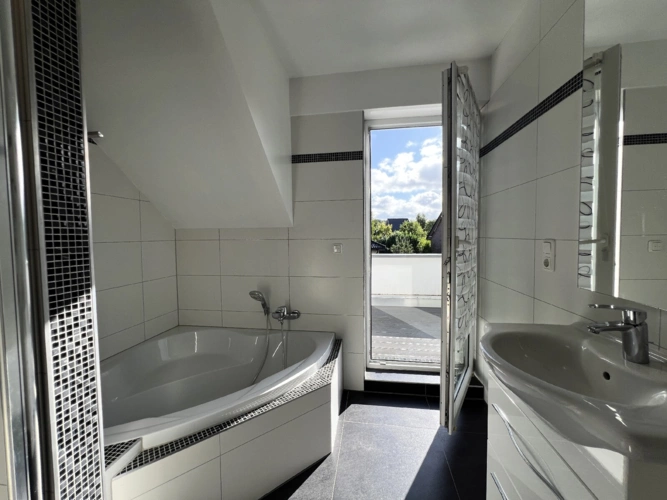 Badezimmer DG mit Eckwanne