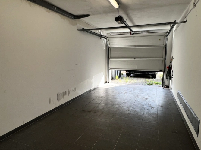 Garage mit elektr. Sektionaltor