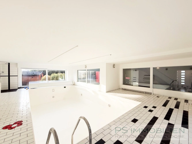 Schwimmbad mit Blick ins Haus