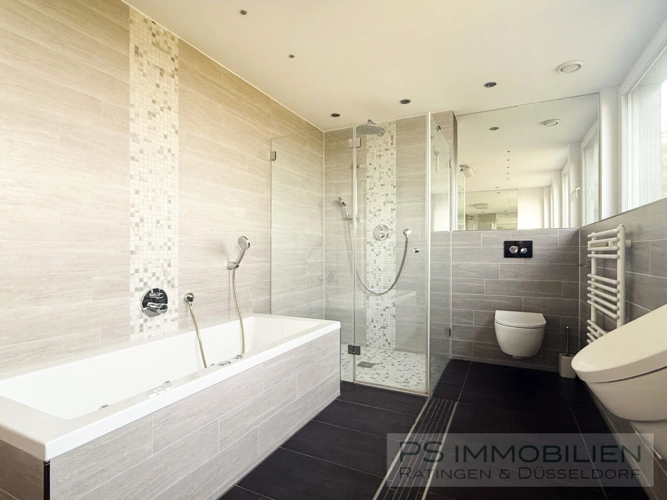 Badezimmer mit Dusche und Wanne