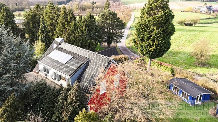 Vogelperspektive Dach mit PV- und Solarthermie- Anlage