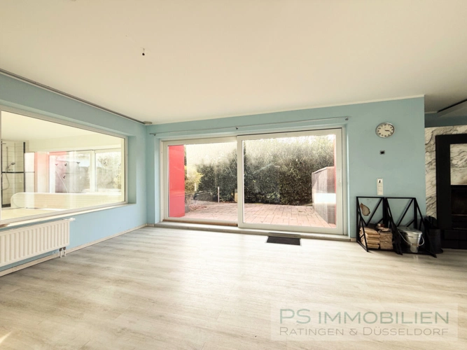 Wohnzimmer mit Blick ins Schwimmbad und Terrasse