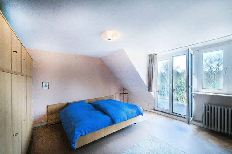 Schlafzimmer mit Balkon im DG