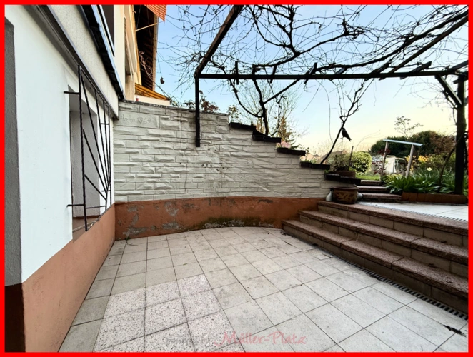 Sitzecke unter den Weinreben