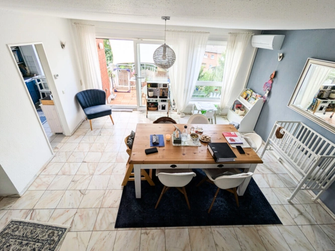 Essbereich mit Balkonzugang