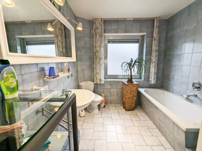 Badezimmer im 1. Obergeschoss (Teilansicht)