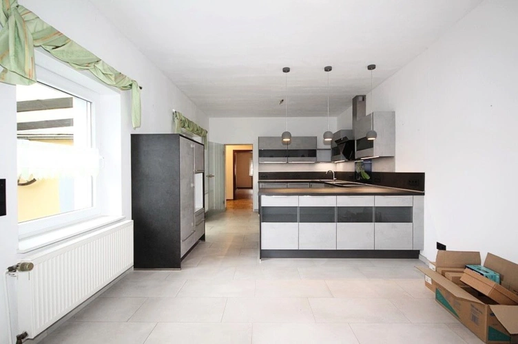 Esszimmer oder Kinderzimmer oder Bürobereich