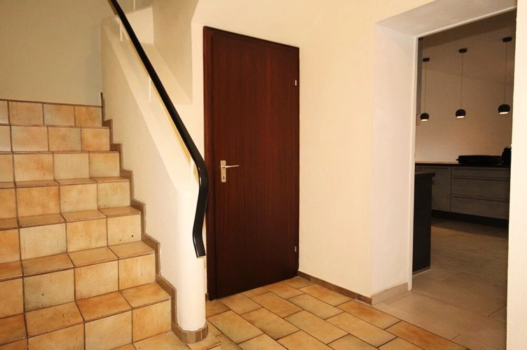 Diele EG mit Kellerabgang