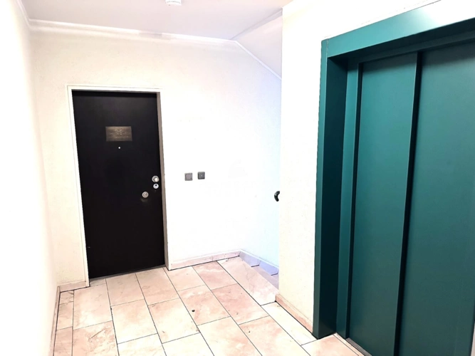 gepflegtes Treppenhaus + Lift