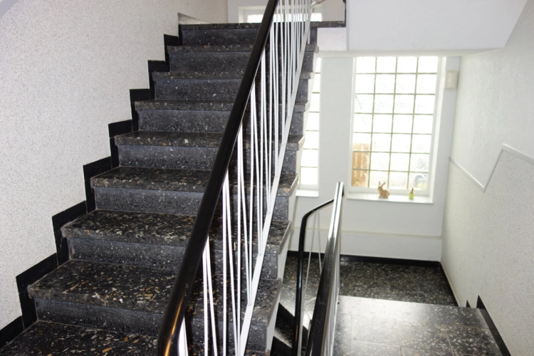 Treppenhaus ebenso