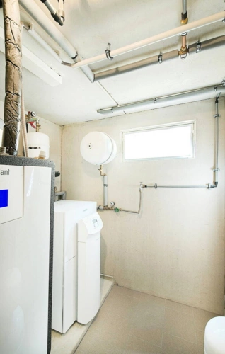 Heizungskeller mit Wärmepumpe und 800 L Warmwasserspeicher (Solarthermie)
