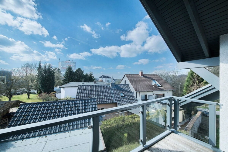 Balkon West mit Blick ins Grüne DG Arbeitszimmer