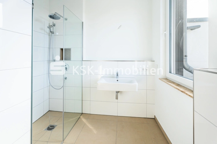 140147 DG - Wohnung Holzweg10 Badezimmer Bild 1