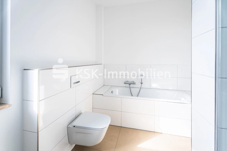 140147 DG - Wohnung Holzweg10 Badezimmer Bild 2