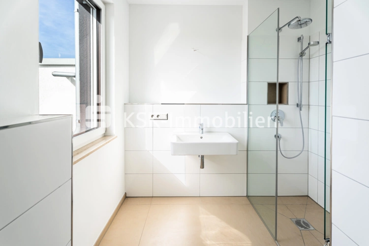 140147 DG - Wohnung Holzweg12 Badezimmer Bild 1