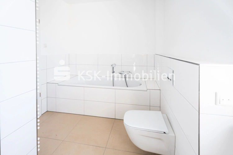 140147 DG - Wohnung Holzweg12 Badezimmer Bild 2