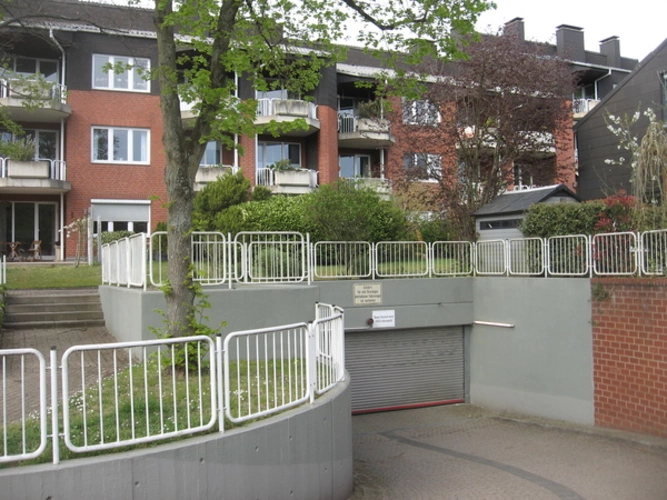 Garten und Tiefgarageneinfahrt